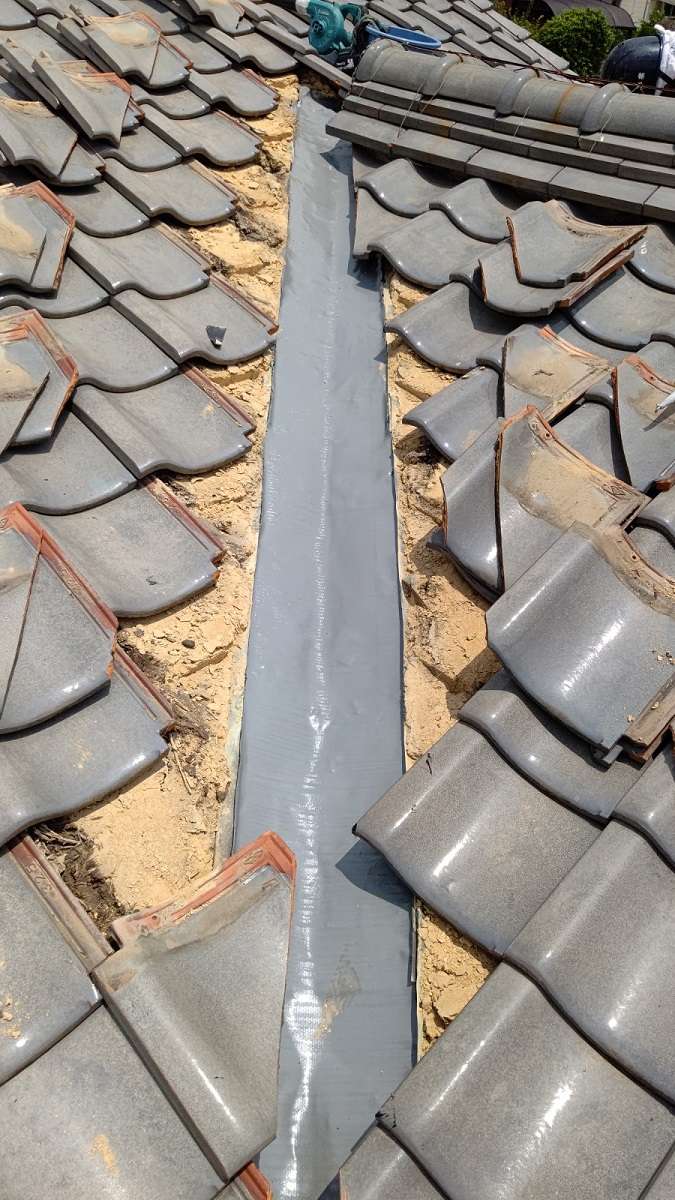 瓦屋根の銅板谷樋　穴補修
